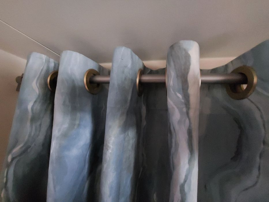 Boki zasłonowe na przelotkach podszyte podszewką