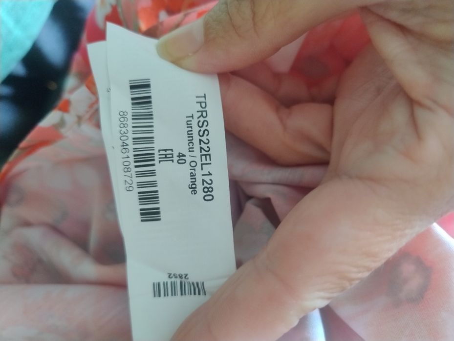 Sukienka mini w kwiatki z jednym rękawem