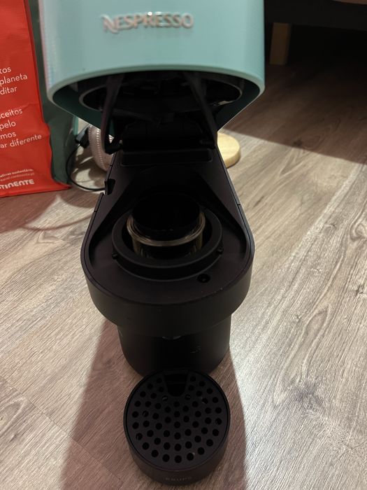 Cafeteira Nespresso Vertuo verde praticamente nova