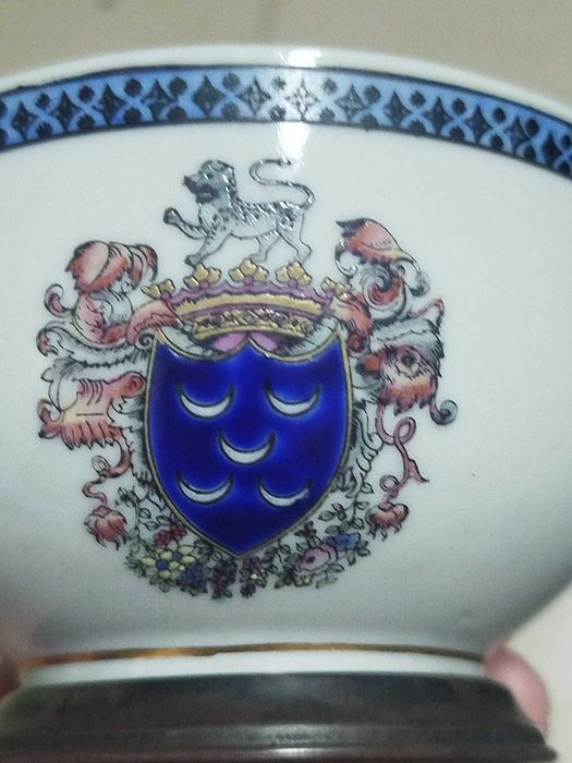 Taça muito antiga em louça