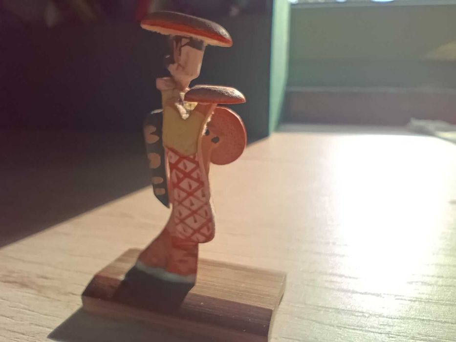 Japonia - miniaturowa,  japońska figurka - gejsza - wykonana z bambusa