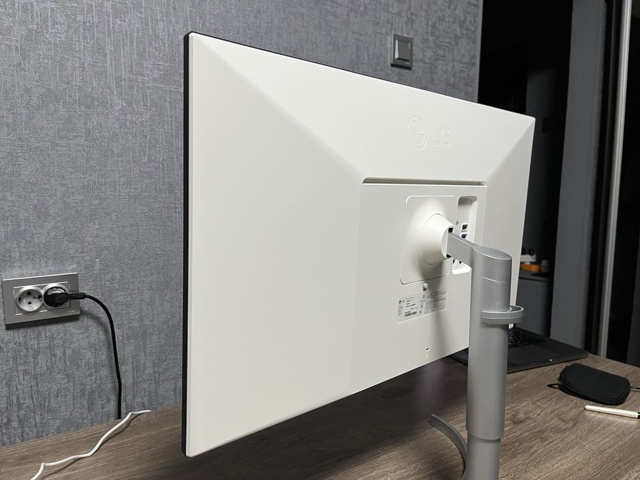 Монітор LG 32UL950 - W