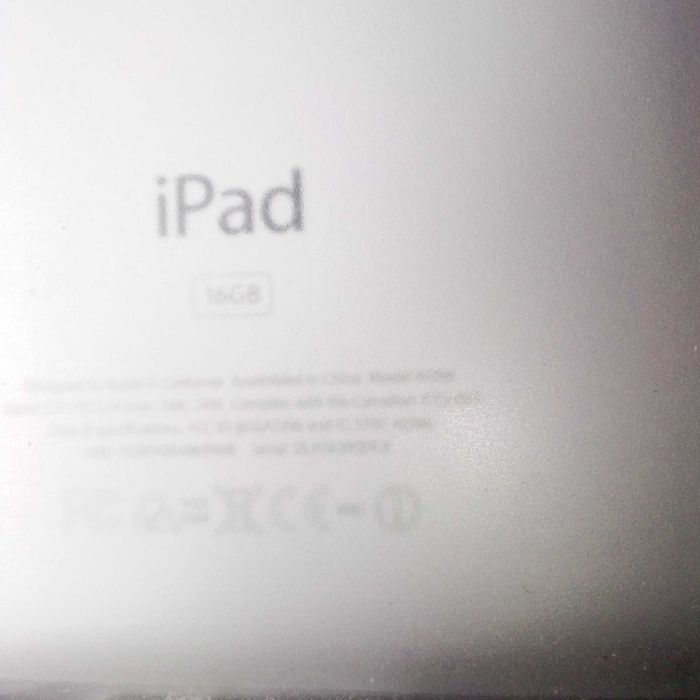 Планшет Apple iPad на запчастини + кабель USB