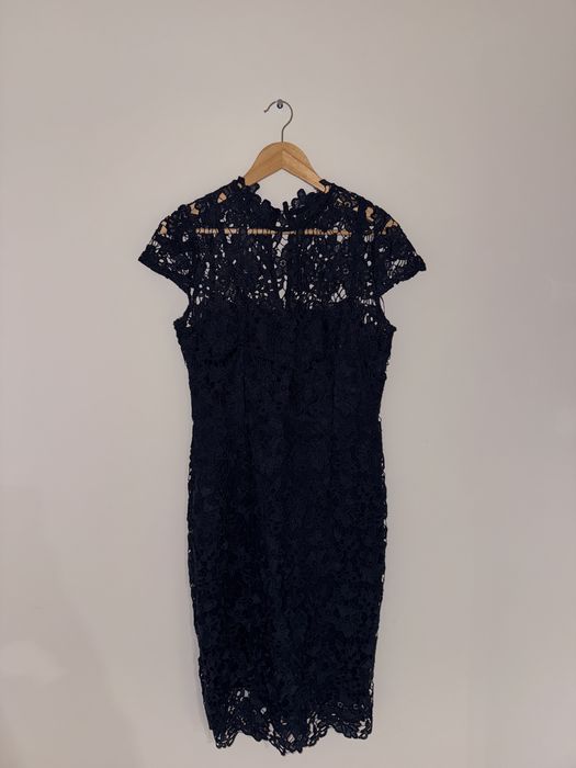 Granatowa sukienka koronkowa elegancka