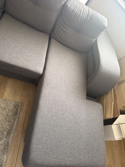 sofa cinza e conta com 4 puffs