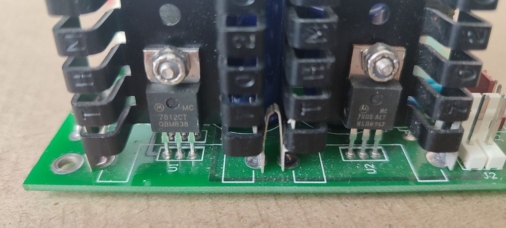 Блок живлення з мережевим фільтром,вимикачем і блоком запобіжника