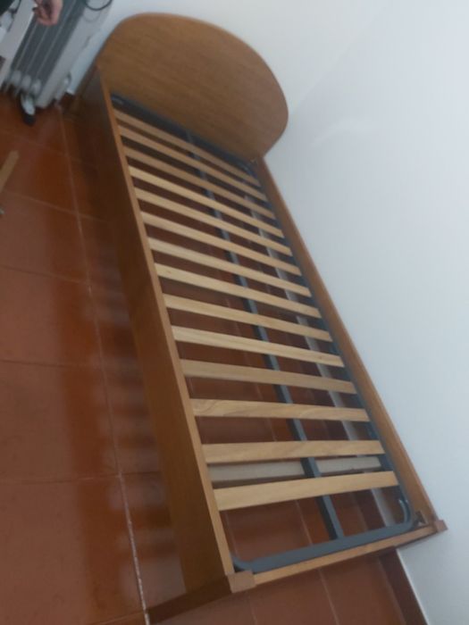 Cama de solteiro com estrato e colchão