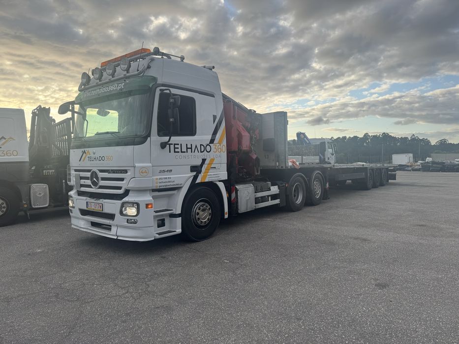 Camiao mercedes com grua