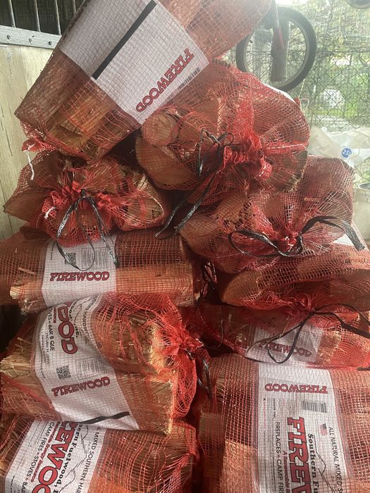 Lenha seca de eucalipto em saco