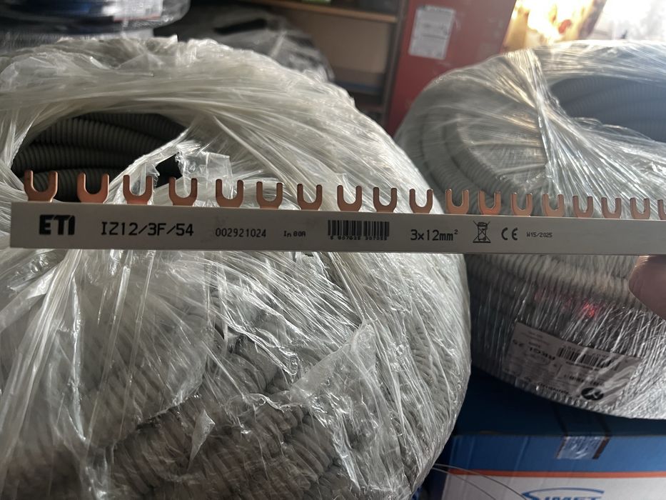 Автомати та кабеля різного розміру,шина для зєднання автоматів)