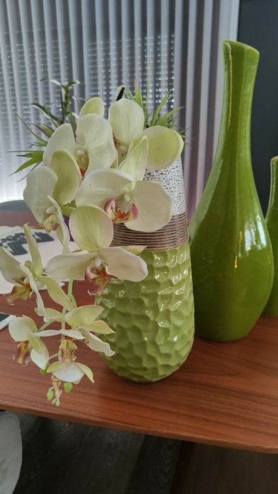 Jarra verde com orquídeas