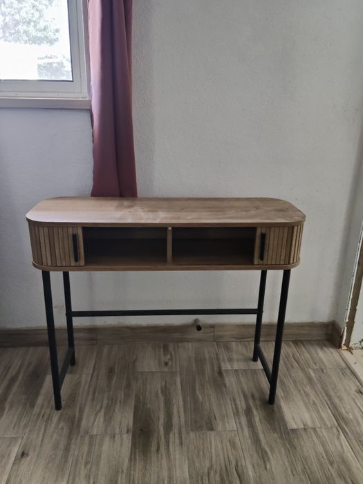 Consola HÔMA em madeira e metal preto – estilo moderno
Consola HÔMA em madeira e metal preto – estilo moderno