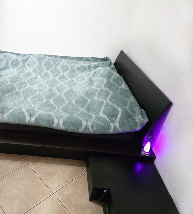 Cama casal (est. 2.00x2.00) e mobiliário (opção), madeira cor mogno