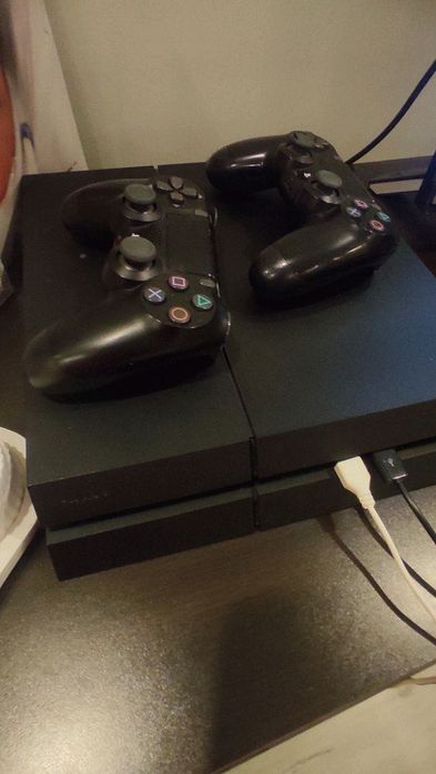 Ps4 pro com dois comandos