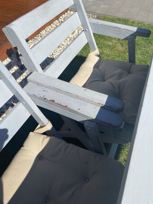 Stól  z krzeslami na zewnatrz