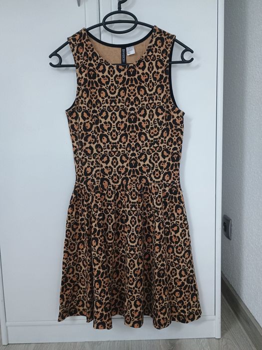 Sukienka DIVIDED panterka rozmiar 36/S