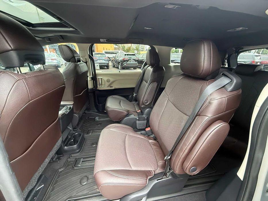 Toyota Sienna Platinum 7-Passenger      2023