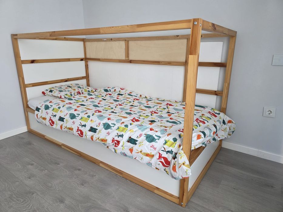 Cama beliche com 2 colchões e roupa cama de menino