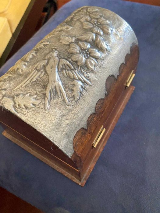 caixinha de madeira com tampo em pratinha, bom estado