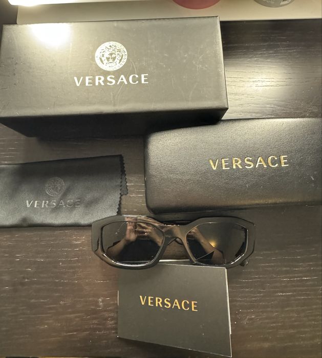 Oculos Versace dourados e preto