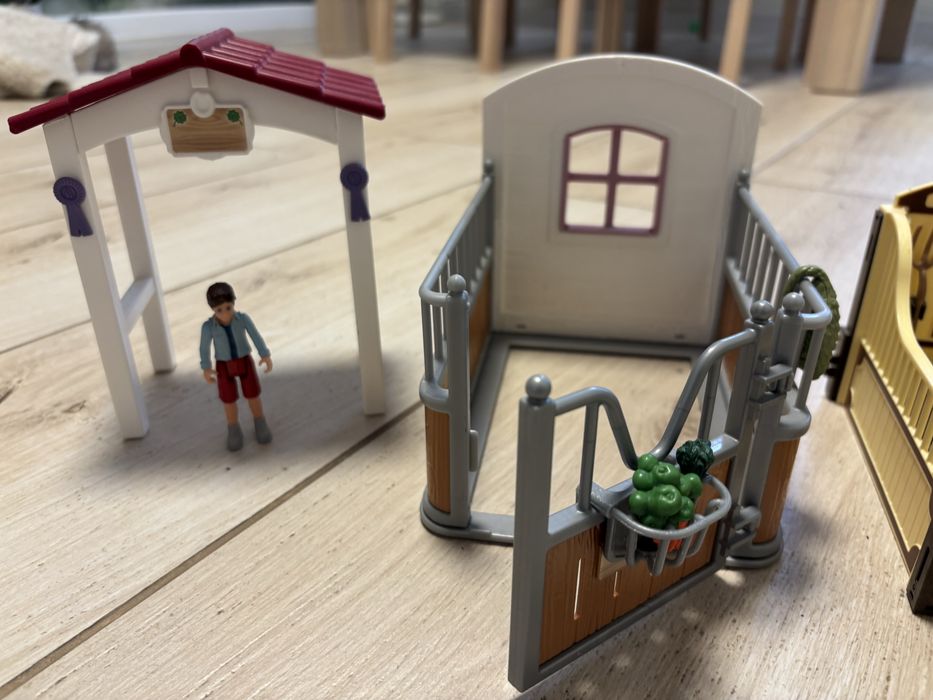 2 boxy dla koni (schleich i playmobil) + akcesoria