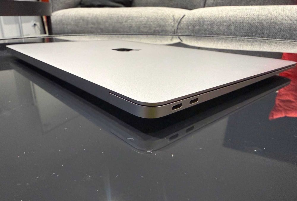 MacBook Air 13.3” M1 – 8GB RAM / 256GB – Space Gray (2020)