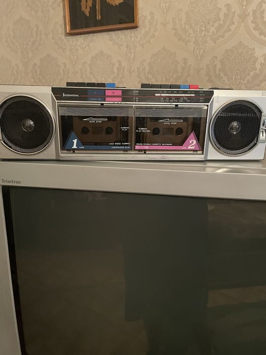 Новый бабинный магнитофон с втроенным приемником