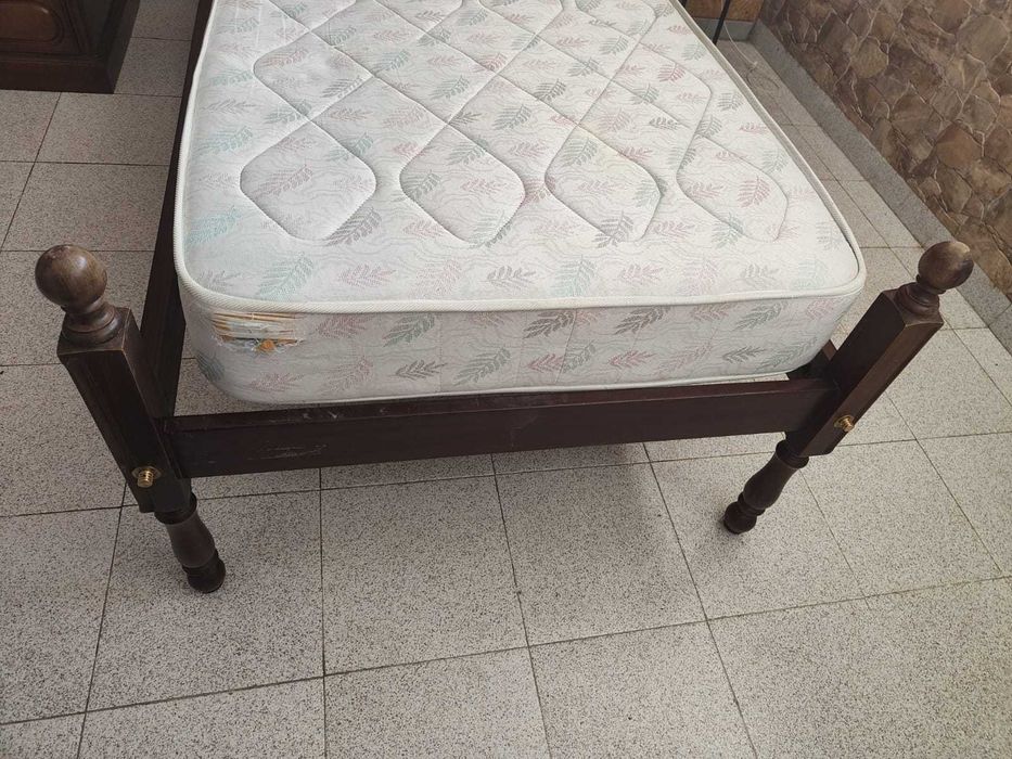 Cama de Madeira com Colchão