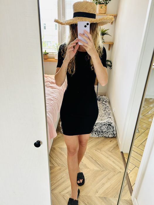Mała czarna sukienka obcisła