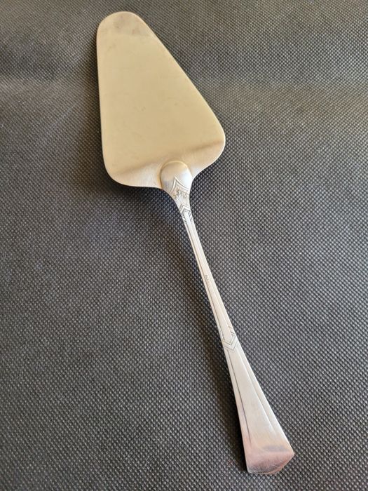 Posrebrzana ozdobna łyżka do ciasta tortu.