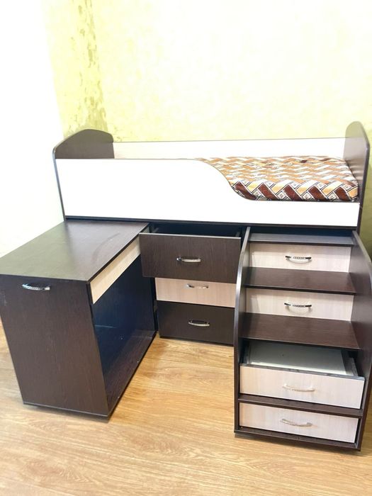 Продам ліжко з полицями