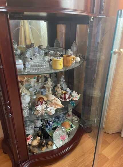 Cristaleira vitrina com gaveta e vidro curvo - 95x62cm