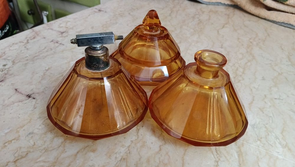 conjunto de toucador Art Déco em vidro âmbar facetado