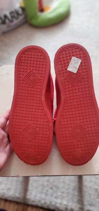 Продам кроссовки