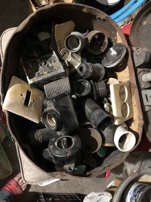 Лот старых электриковских деталей (патроны, розетки, выключатели)