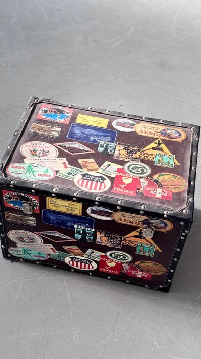 Arca de madeira com motivos de viagem