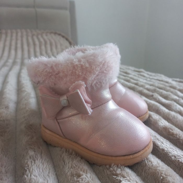 Уги для дівчинки