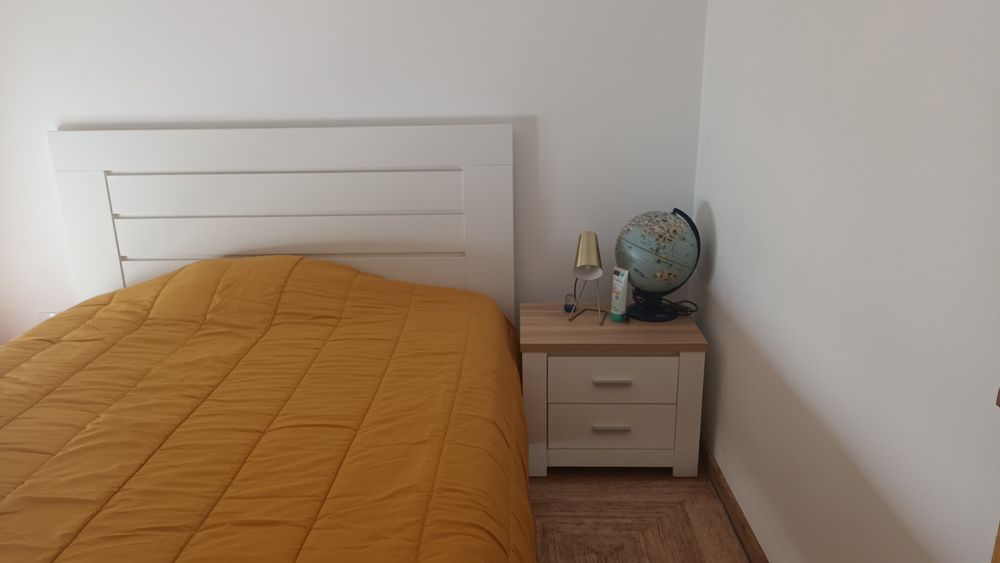 Cama 150x200 + mesa de cabeceira