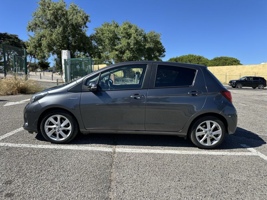 Toyota Yaris Hybrid • Económico