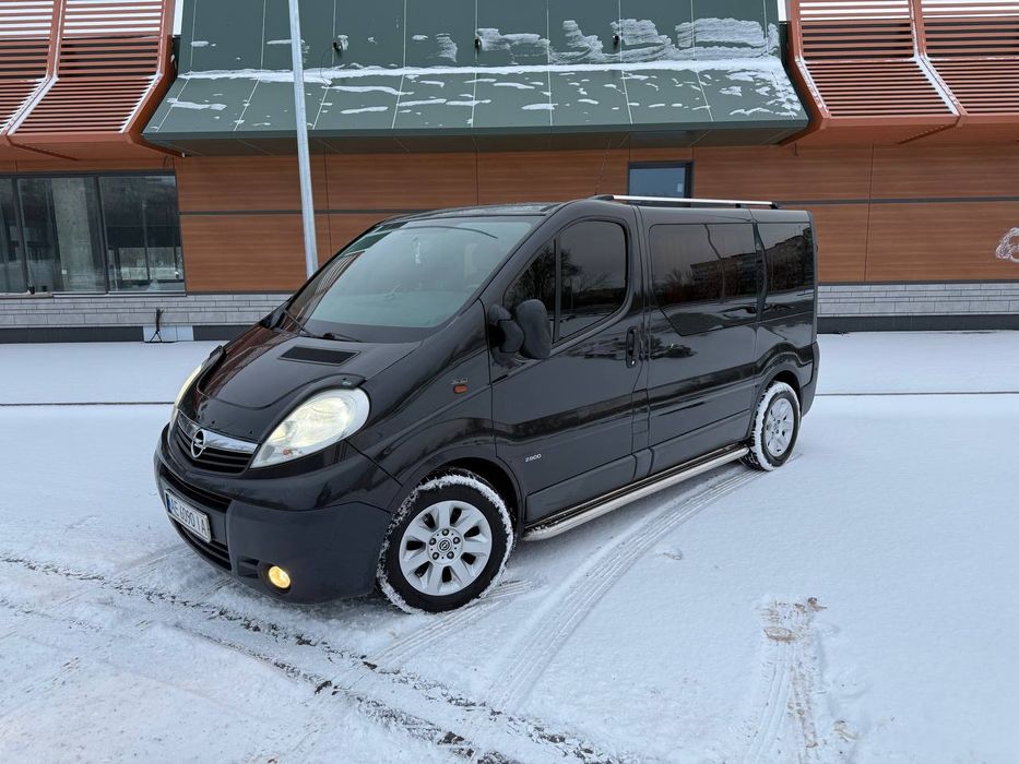Продам свой автомобиль Opel Vivaro пассажир, в идеальном состоянии и полностью обслужен. Надежный двигатель и МКПП работают хорошо. Расход очень радует, экономная. Кузов в отличном состоянии, в родном окрасе. Салон чистый, аккуратный, просторный, вместительный багажный отдел. Едет мягко, бодро,никаких лишних звуков и стуков. Машина тонированная.  В машине есть кондиционер, круиз контроль, подогрев передних сидений, магнитола, очень красивый и удобный салон, стеклоподъёмники, сигнализация с обратной связью и доводчиками стекол, центральный замок, шторки, столик. Легкосплавные диски R16 на хорошей резине. Звоните подробней все расскажу.