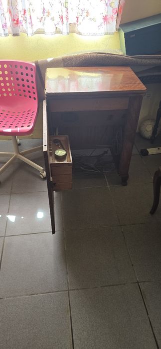 Maquina de costura com mesa