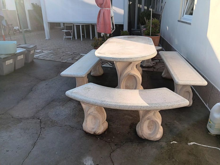 Mesa de exterior em pedra