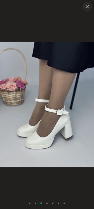 Весільна сукня та туфлі