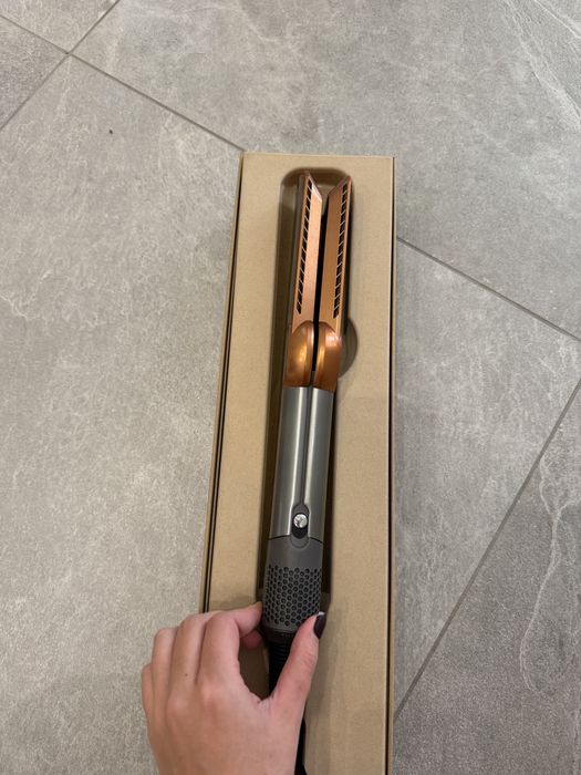Dyson airstrait