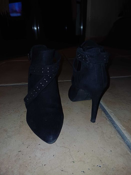 Vende-se botas em camursa preta