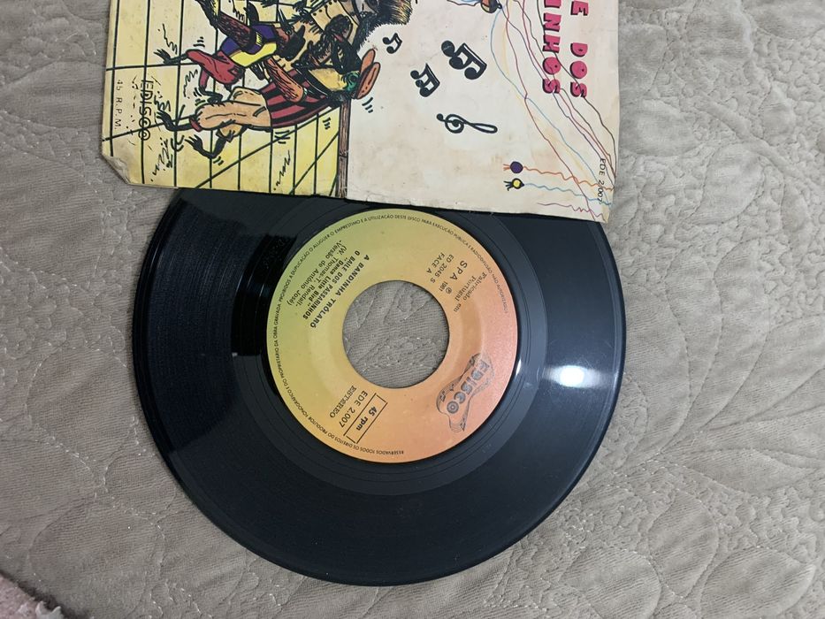 Disco de vinil “O baile dos passarinhos / A dança dos chefes”