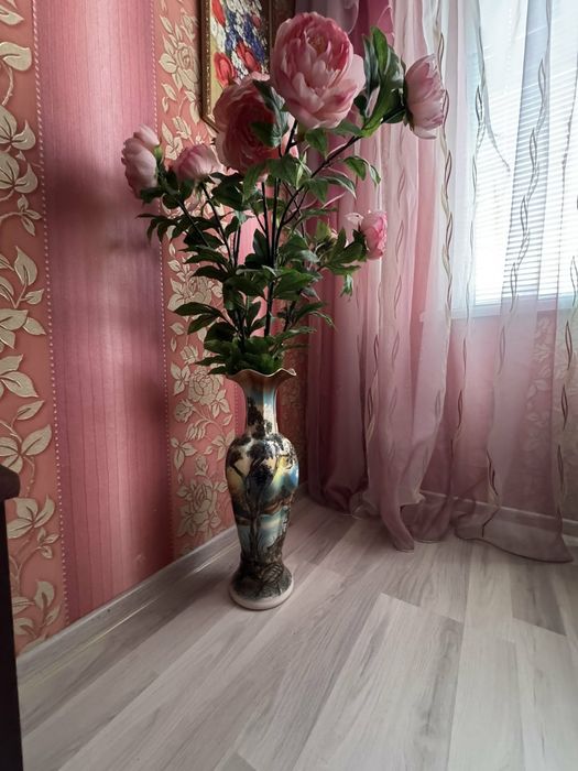 Искуственные цветы пионы и напольна вазая