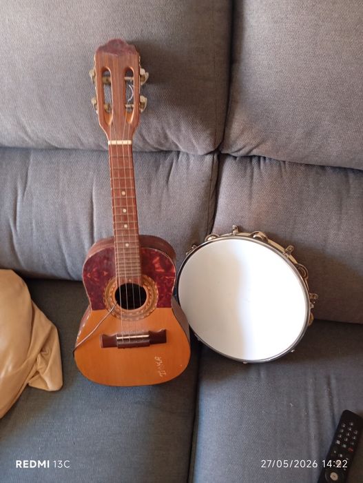Vendo cavaquinho brasileiro,+um Tantan,+um pandeiro só 250€