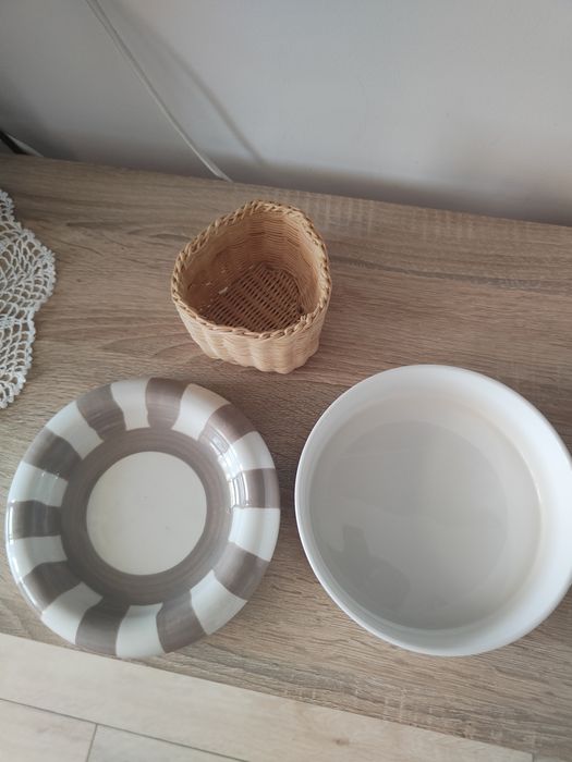 Dwie ceramiczne podstawki, koszyczek