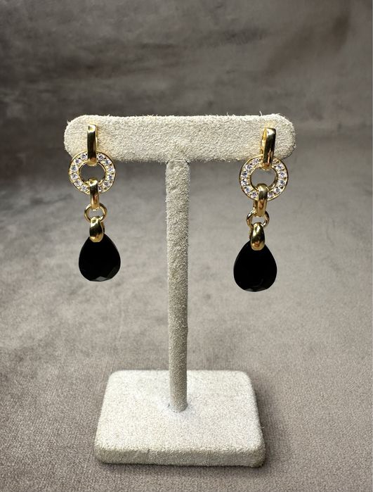 Brincos em prata dourada com zirconeas e onix